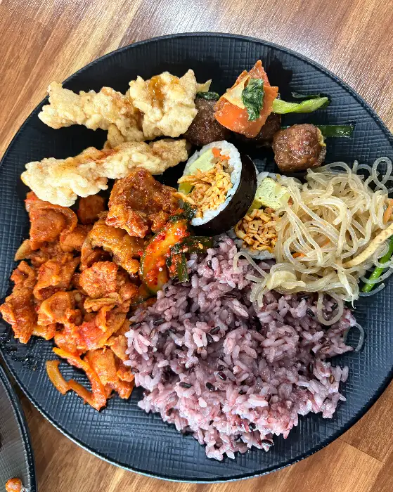다양한 튀김류와 김밥