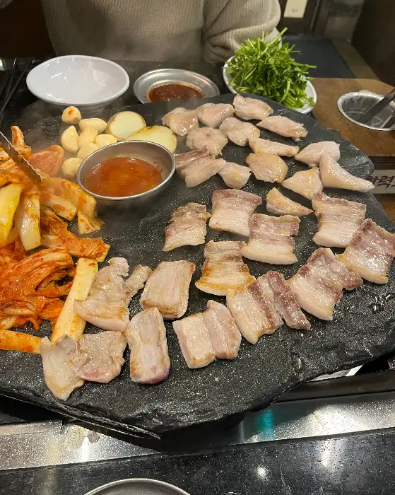 정갈하게 차려진 밑반찬과 신선한 고기