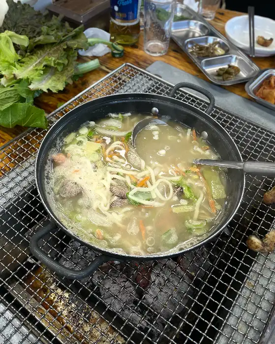 다양한 채소와 함께 끓고 있는 칼국수