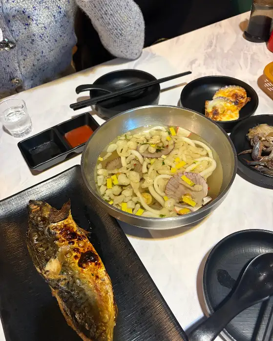 다양한 해산물과 우동이 들어간 해물라면