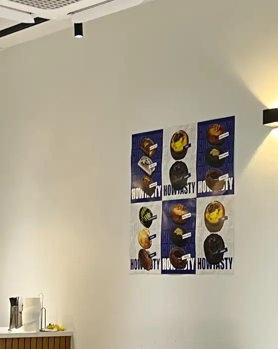 벽면에 걸린 하우테이스티 디저트 메뉴 포스터