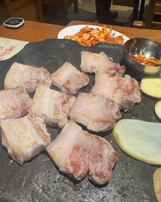 돌판 위에 구워진 고기 한 점