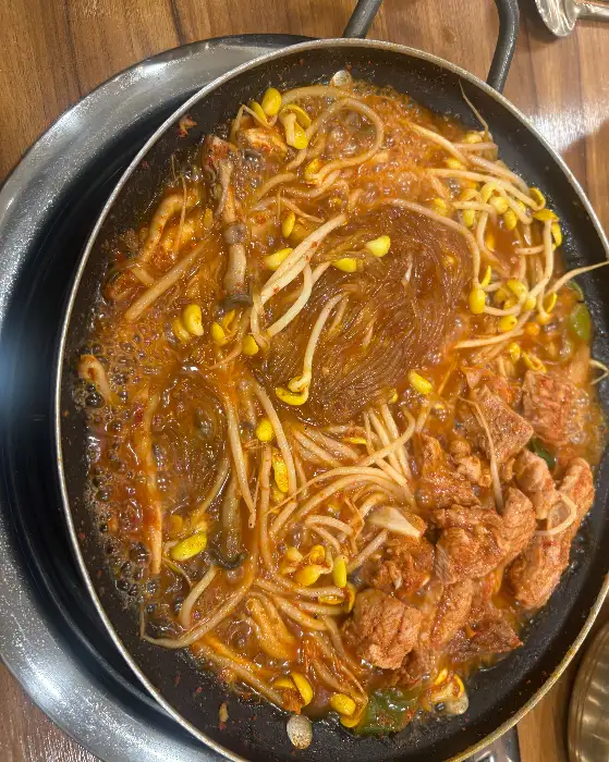 김이 모락모락 나는 물갈비 전골 냄비