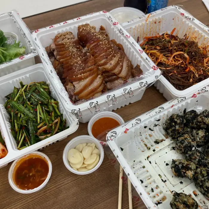 푸짐하게 차려진 족발 한상
