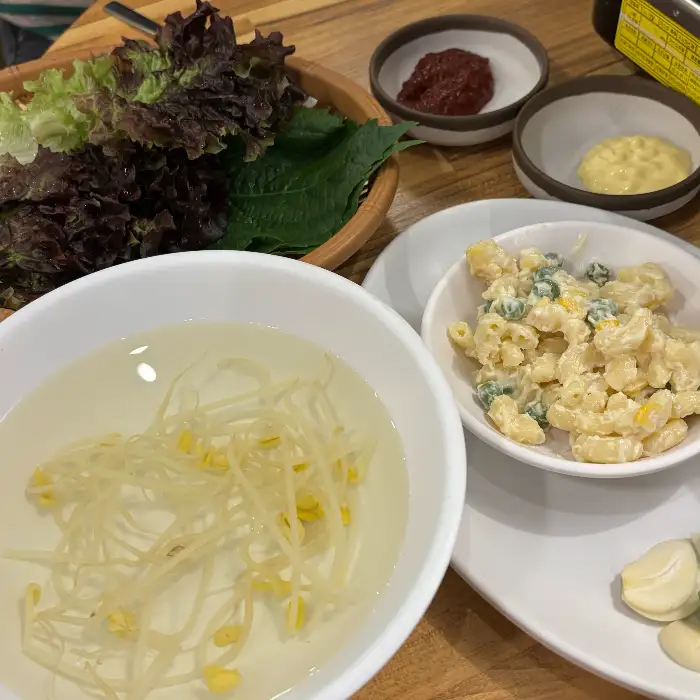 정갈하게 차려진 밑반찬
