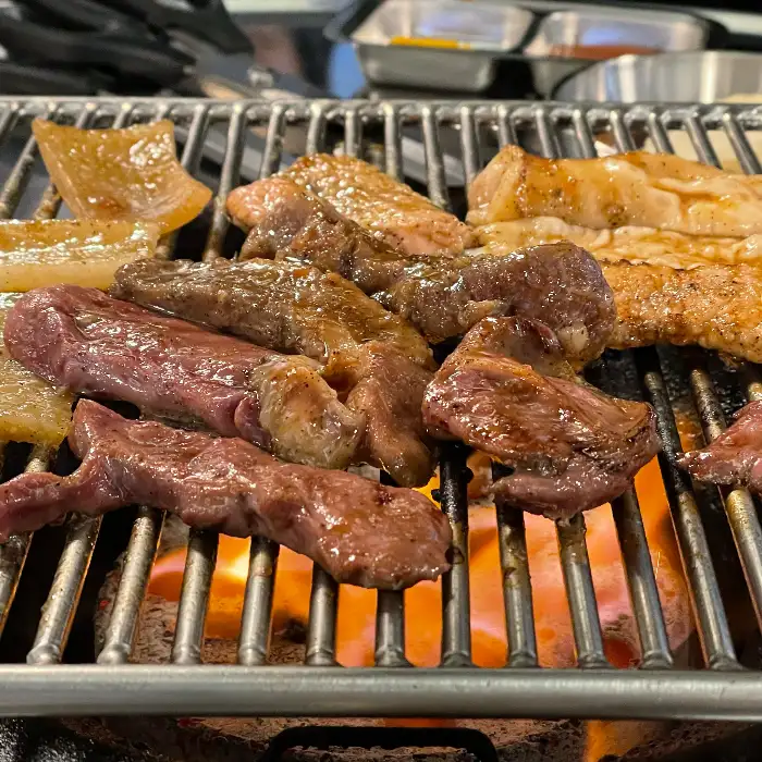 잘 익은 돼지고기 부속 부위들