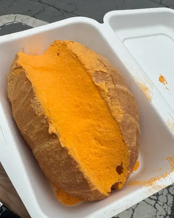 진한 황치즈 필링이 가득한 빵
