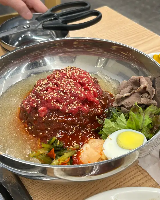 먹음직스럽게 구워지고 있는 두툼한 갈비
