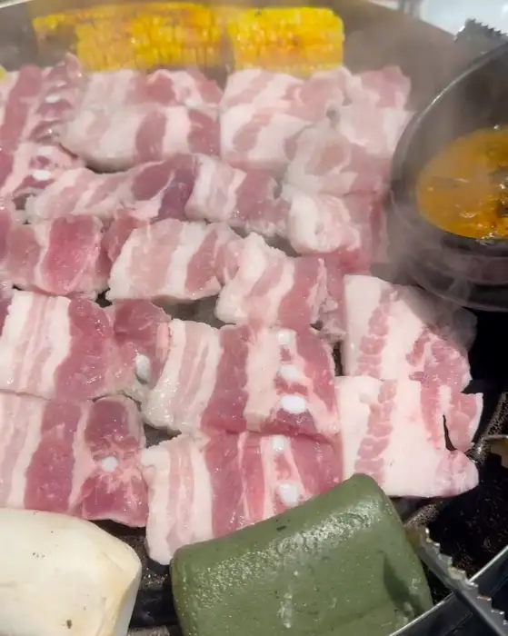 삼겹살과 함께 구워지고 있는 옥수수와 떡입니다.