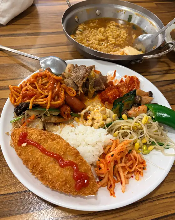 라면이 담긴 냄비와 접시 음식