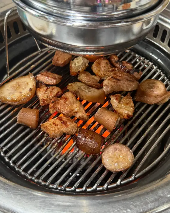 맛있게 끓고 있는 김치찌개. 건더기가 실하고 묵은지가 듬뿍 들어있다.