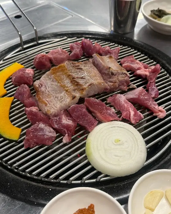 다양한 부위의 고기가 숯불 위에서 익어가는 모습