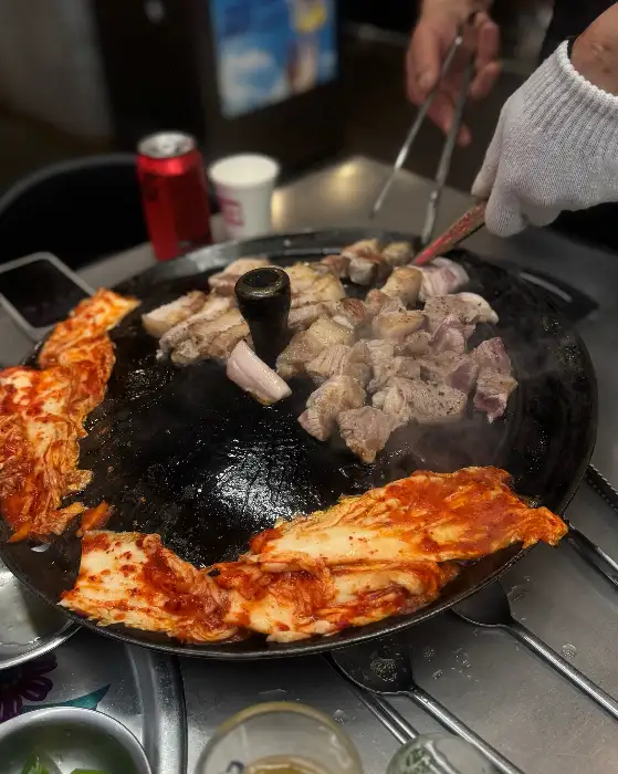 구워지는 고기와 김치