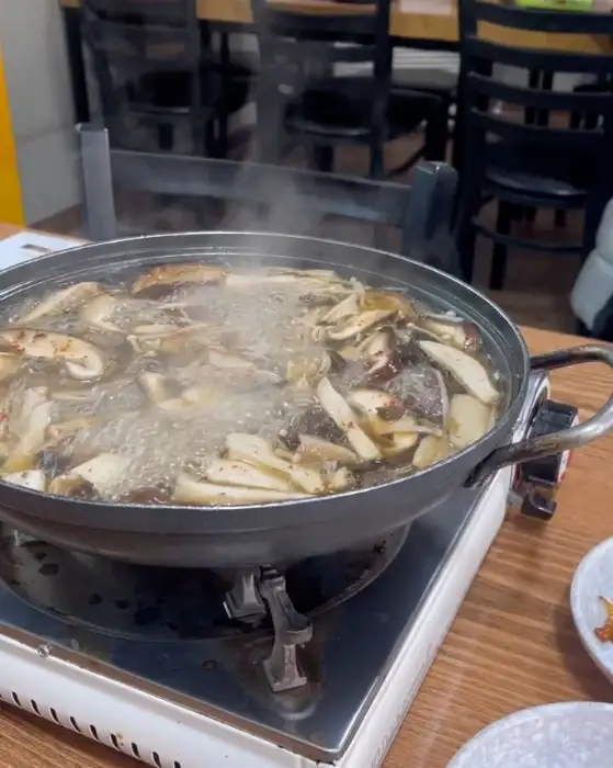 김이 모락모락 나는 능이버섯 전골