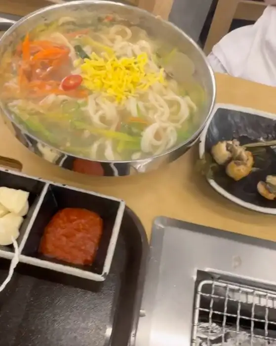 칼국수와 곁들임 반찬