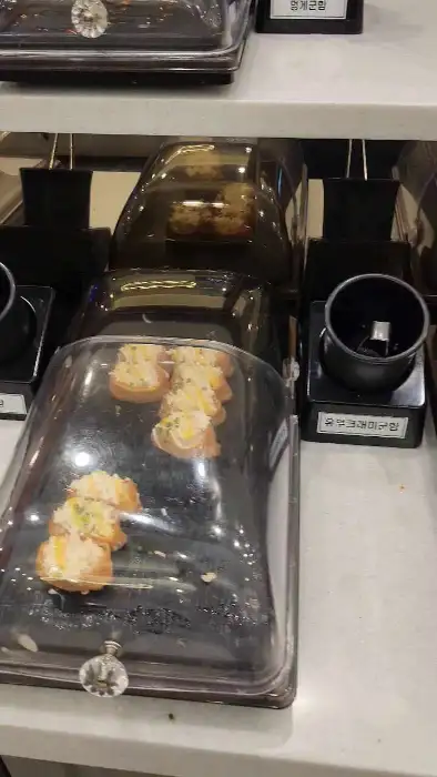 따뜻한 조명 아래 놓인 빵 종류