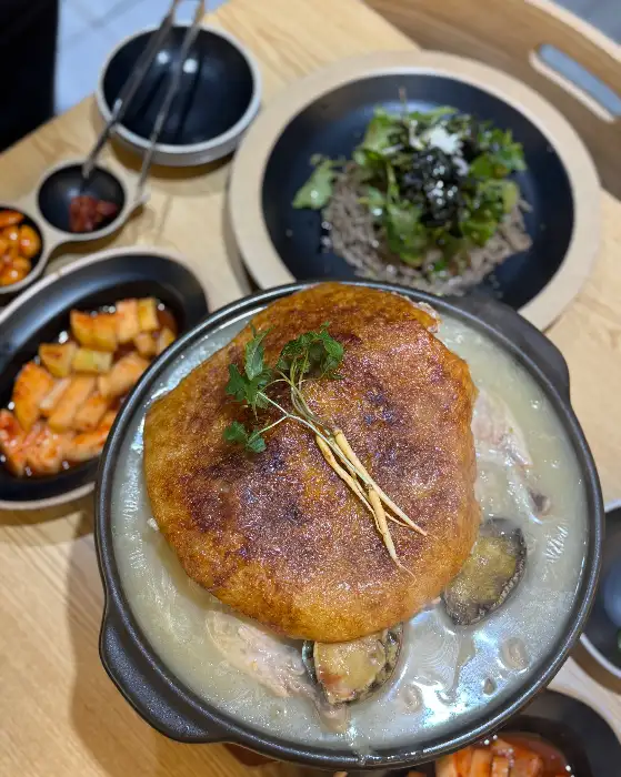 황금빛 누룽지가 덮인 백숙