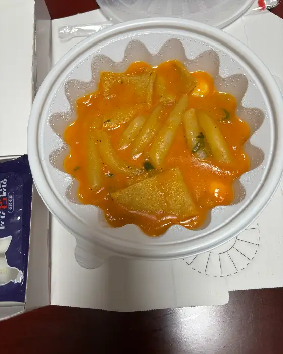 치즈가 듬뿍 올라간 로제 떡볶이
