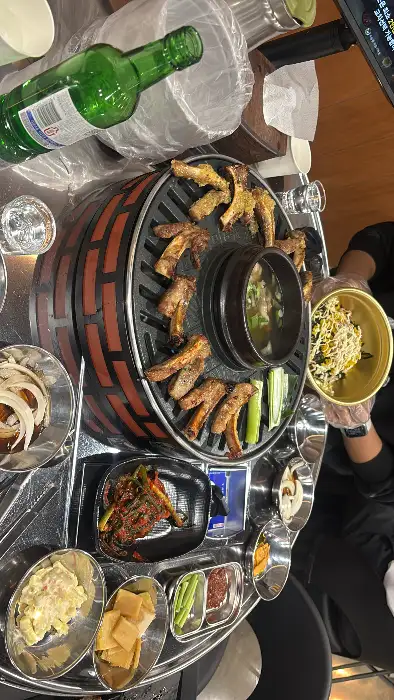 다양한 반찬과 함께 그릴 위에 올려진 쪽갈비