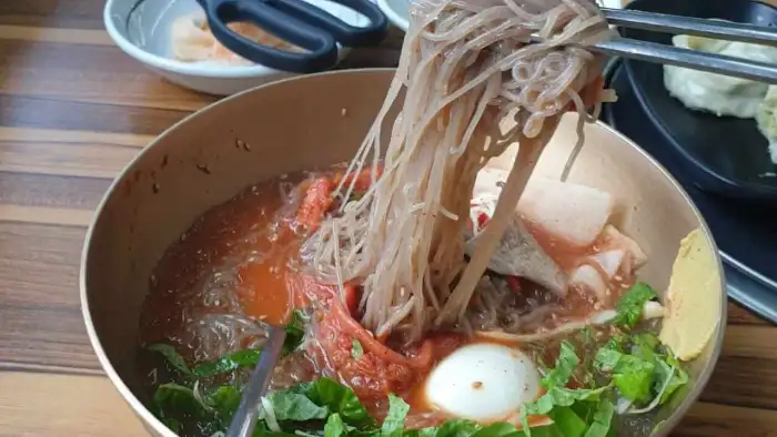 쫄깃한 면발을 들어 올리는 냉면