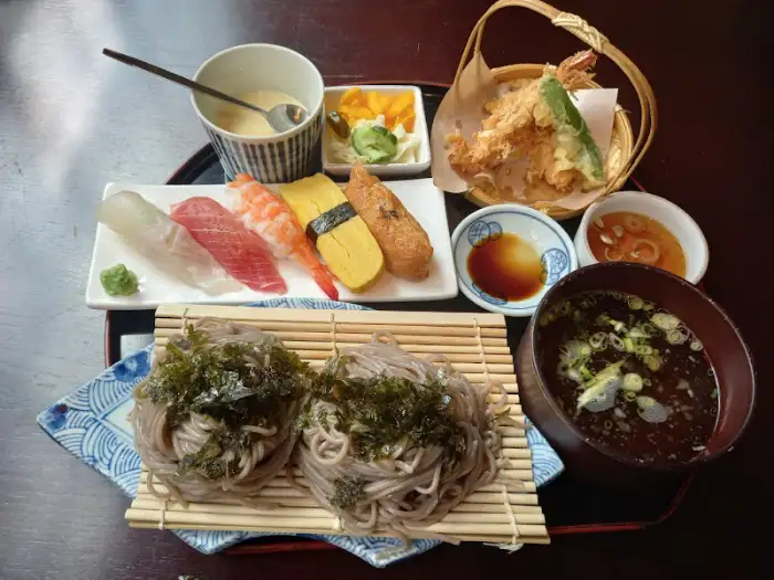 정갈하게 차려진 일식 코스 요리