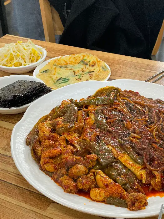 김치찌개와 곁들임 반찬