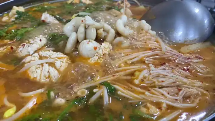 푸짐한 알탕에 팽이버섯과 각종 채소가 들어있는 모습