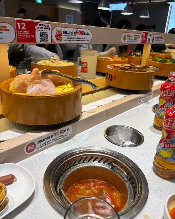 회전 초밥처럼 돌아가는 훠궈 재료들
