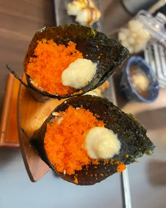 붉은색 날치알이 가득 찬 군함말이 초밥