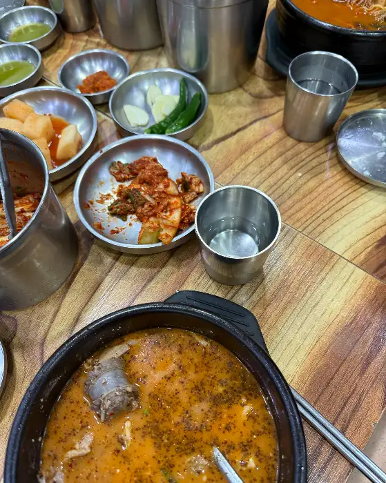 테이블에 차려진 순대국밥과 반찬들