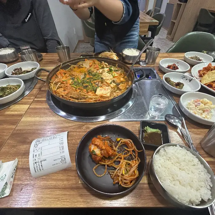 앞접시에 덜어낸 해물탕 건더기