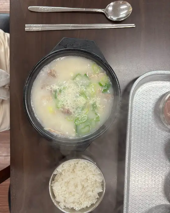 국밥과 밥, 숟가락, 젓가락 세팅