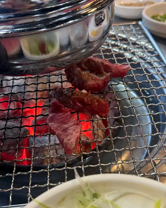 숯불 위에서 맛있게 익어가는 목살