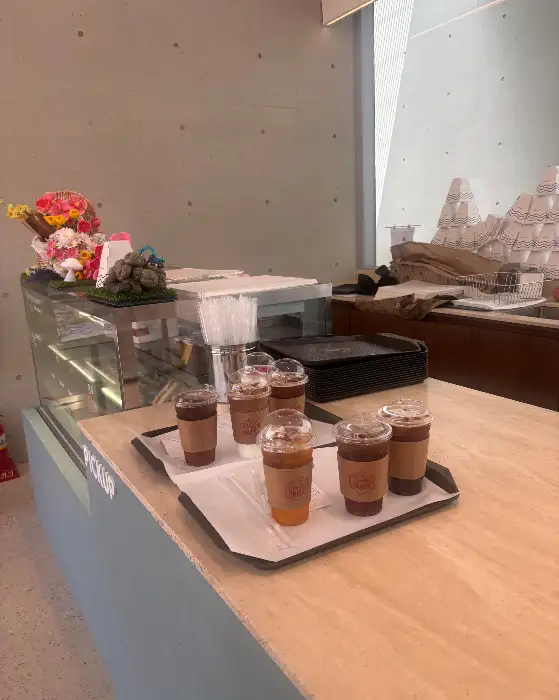 온다인 카페 내부 카운터 모습