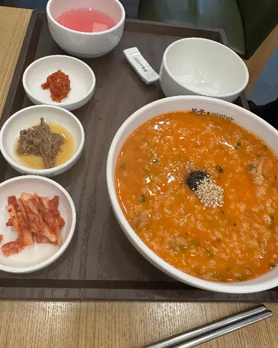 전복내장죽과 곁들임 반찬