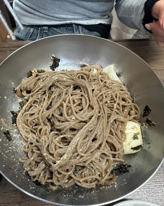 들기름 막국수의 쫄깃한 메밀면이 돋보이는 모습입니다.