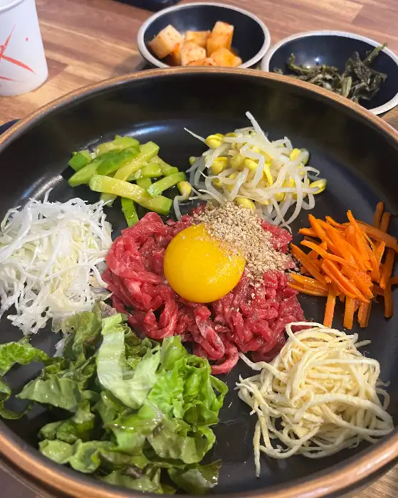 신선한 육회가 돋보이는 육회비빔밥