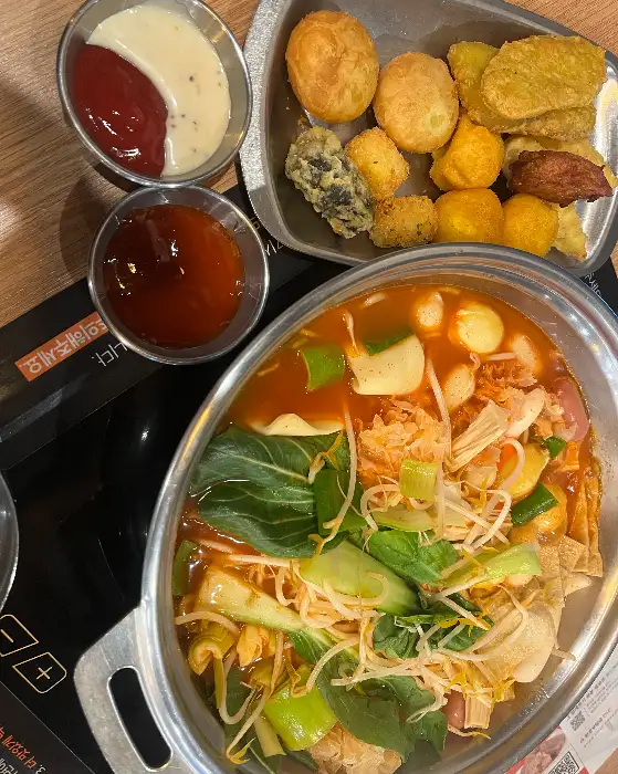 직접 만든 떡볶이와 곁들임 메뉴, 그리고 소스들.