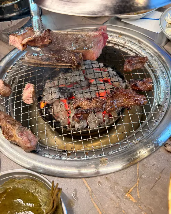 숯불 위에서 구워지는 두툼한 우대갈비