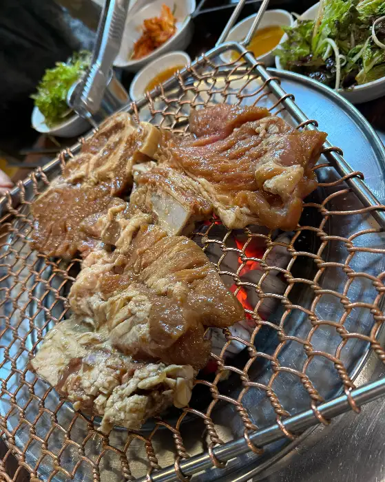 숯불에 구워지는 먹음직스러운 돼지갈비