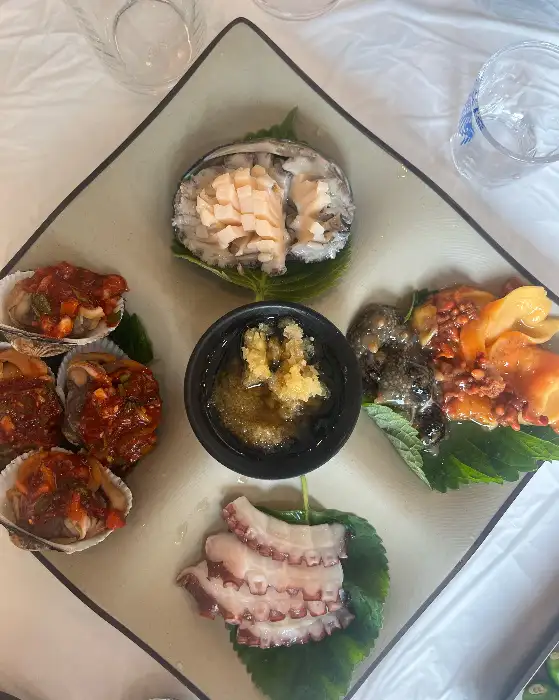 살이 꽉 찬 멍게와 문어