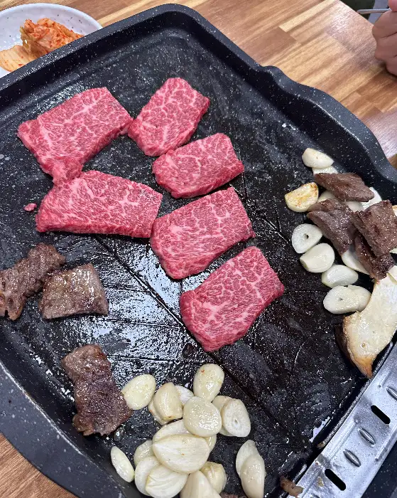 신선한 한우 등심 구이