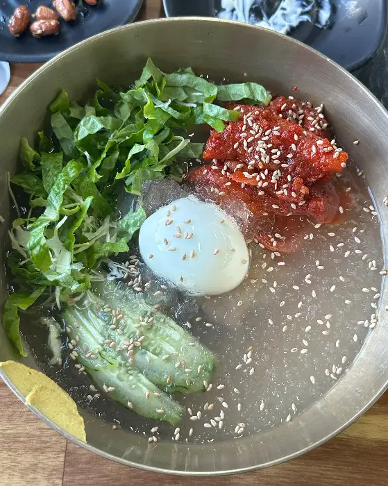 색감이 풍부한 비빔냉면