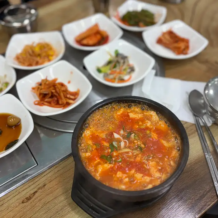 다양한 반찬들과 함께 나온 순두부찌개