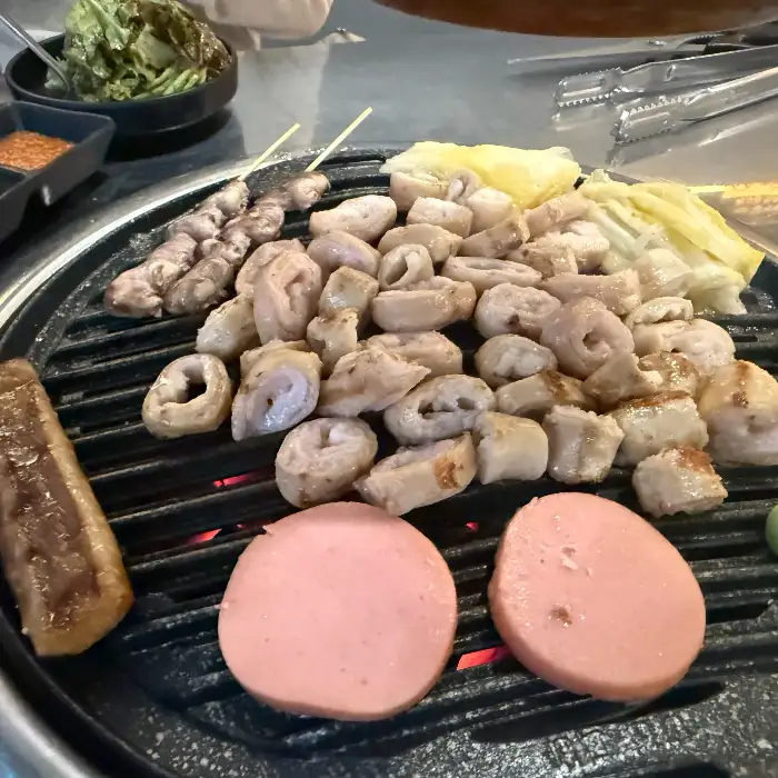 막창과 껍데기가 익어가는 모습