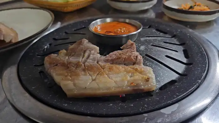 연탄불 위에서 구워지는 삼겹살