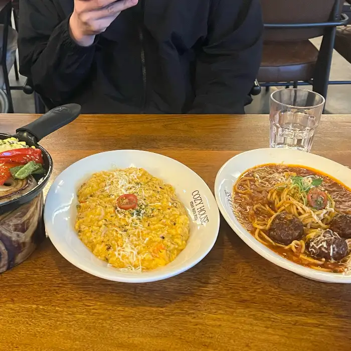 다양한 메뉴가 푸짐하게 차려진 테이블