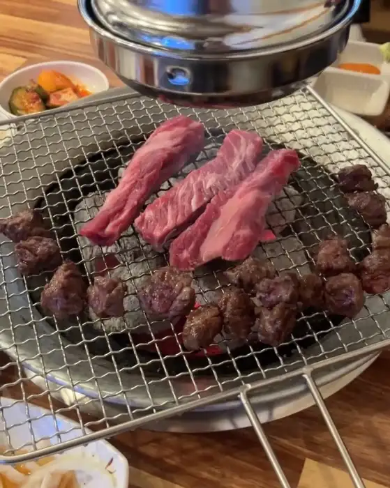 숯불 위에 올라간 삼겹살과 갈비살