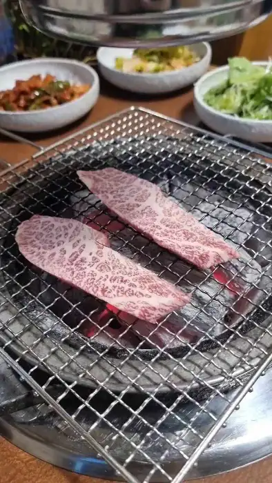 숯불 위에 구워지고 있는 신선한 소고기