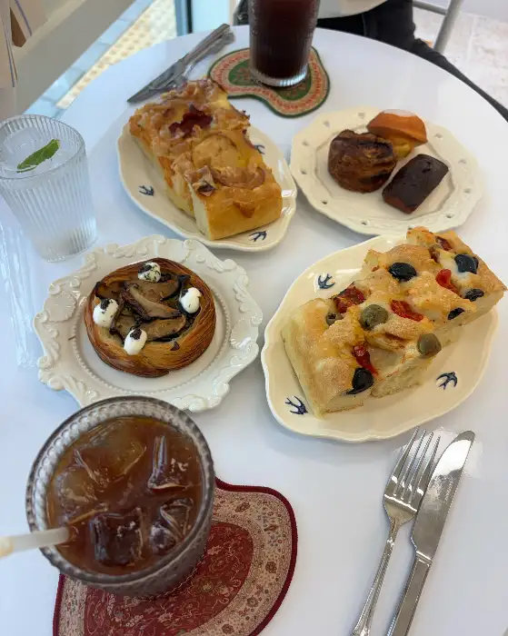 다양한 빵과 음료가 차려진 테이블 모습